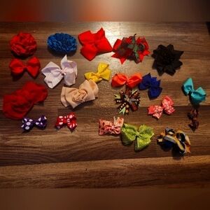 HAIRBOWS 22 Little Girls' Clip Hairbows. Several Have Ouchless Covered Clip.